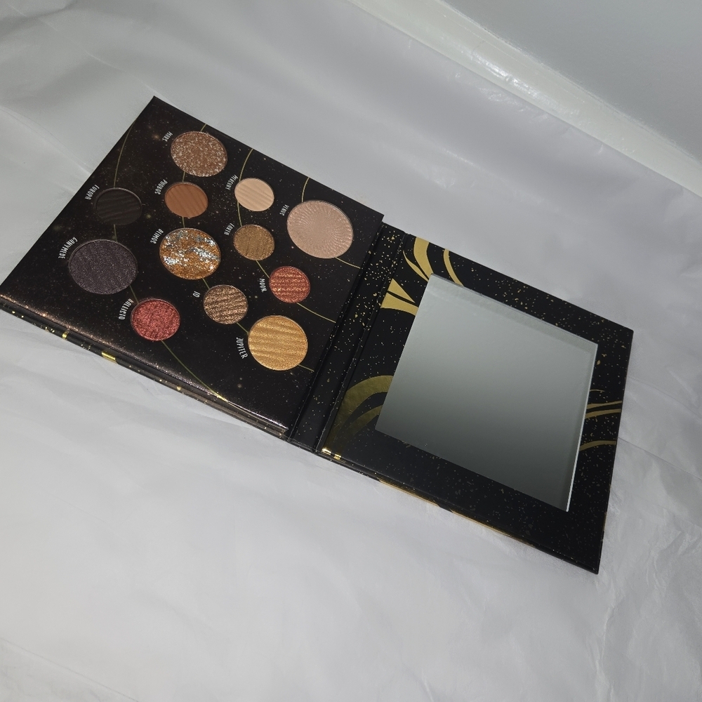 Glamorous Eyeshadow Palette with Mirror